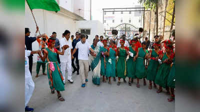 Rahul Gandhi Dance: జోడో యాత్రలో రాహుల్ గాంధీతో కలిసి స్టెప్పులేసిన సీతక్క