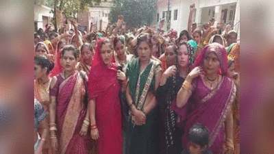 Jhansi News : जेल में बंद पूर्व सपा विधायक के समर्थन में सैकड़ों महिलाओं ने कलेक्ट्रेट में किया हल्लाबोल