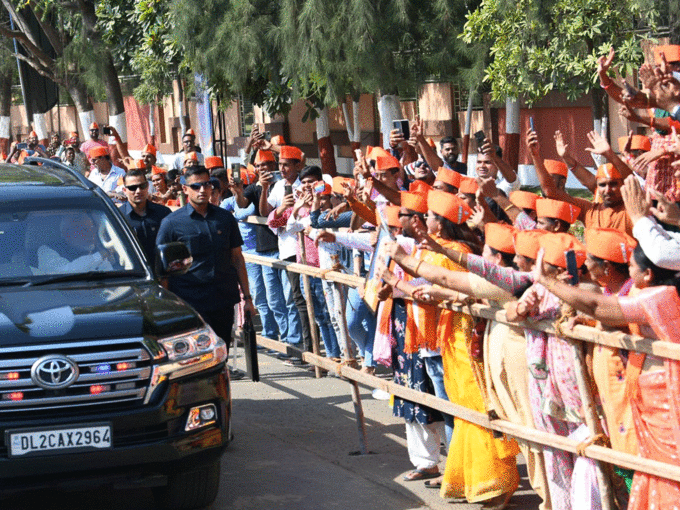 पीएम ने गर्मजोशी से स्वीकार किया अभिनंदन