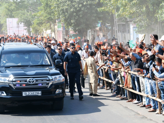 सेल्फी लेते नजर आए लोग