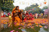 Delhi-NCR Chhath Photos: यमुना के घाट, सोसायटियों के स्विमिंग पूल और आर्टिफिशल तालाब... दिल्ली-NCR की छठ का सुंदर नजारा देखिए