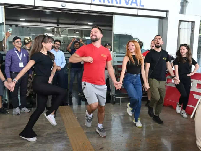 सर्बिया का दल भी डांस के लिए पहुंचा