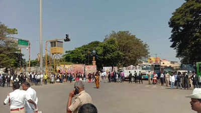Lawyers Protest in Dharwad | ಮಹಿಳಾ ವಕೀಲೆಗೆ ಸಿಪಿಐ ನಿಂದನೆ: ವಕೀಲರಿಂದ ರಸ್ತೆ ತಡೆ ನಡೆಸಿ ಆಕ್ರೋಶ, ಸಂಚಾರಕ್ಕೆ ಅಡಚಣೆ