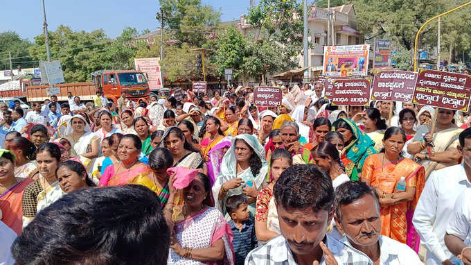 Banajiga community protest against BJP MLA Basanagowda Patil Yatnal and Vijayapura ex- MLA Vijayananda Kashappanavar
