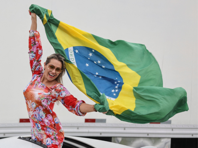 ब्राजील का झंडा लहराती एक समर्थक।