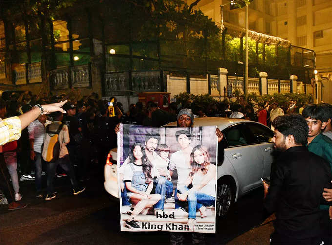 फैन्स शाहरुख की फैमिली का पोस्टर लिए आए नजर
