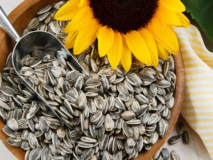 ​২. সূর্যমুখী বীজ খেতে পারেন হাইপোথাইরয়েডে (Sunflower Seeds)