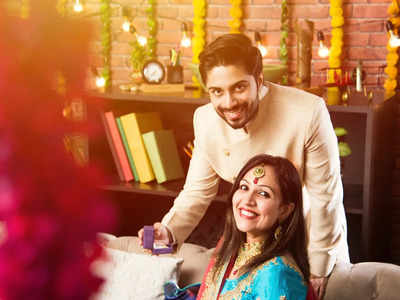 Relationship Tips: স্ত্রী রোজ রোজ গিফট চাইলে পকেট হবে গড়ের মাঠ, ৫ কৌশলে তাঁকে নিয়ন্ত্রণে আনুন