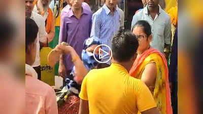 VIDEO: भररस्त्यात पतीला चपलेचा प्रसाद; भडकलेल्या पत्नीनं सगळ्यांसमोर सटासट दिल्या