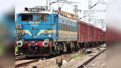 ट्रेन के नीचे से निकलते समय करंट से झुलसा रेलवे कर्मचारी, ऊधमपुर एक्सप्रेस रोक कर इलाज के लिए भेजा कानपुर