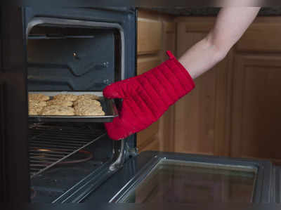 ஓவனில் இருந்து சூடான பாத்திரங்களை எடுக்க உதவும் Oven Gloves தற்போது Amazon ல் கிடைக்கிறது