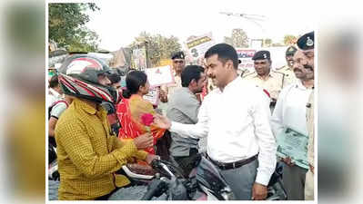 Burhanpur : सड़क पर उतरे कोर्ट के जज, ट्रैफिक रुल्स का पालन करने वालों को दिए गुलाब के फूल
