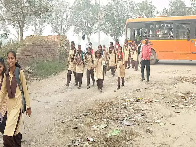 नोएडा में बंद तो दिल्ली में खुले स्कूल