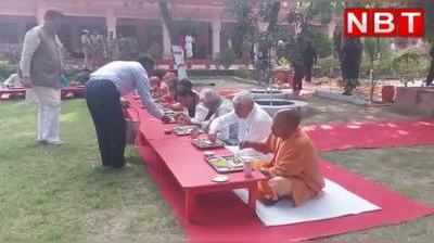 गोरखनाथ मंदिर में पलथी लगाए सहभोज में CM योगी ने लिया खाने का स्वाद, देखें वीडियो