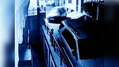 Aligarh News: अलीगढ़ में घर के बाहर खड़ी कार ऐसे चुरा ले गए चोर जैसे अपनी हो, वारदात सीसीटीवी में कैद
