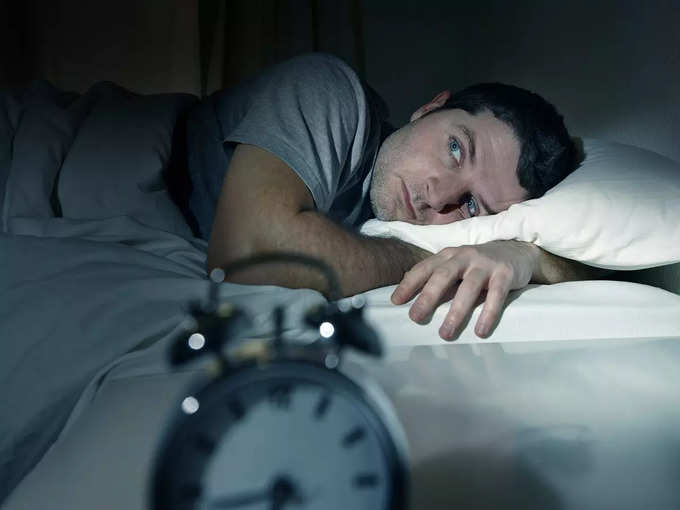 ​झोपेच्या कमतरतेमुळे पुरुषांमध्ये इरेक्टाइल डिसफंक्शन होते
