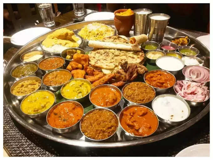 पंजाबी सतरंगी थाली @ मेलो गार्डन - Punjabi Satrangi Thali @ Mellow Garden