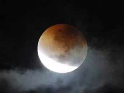 Lunar Eclipse 2022 : चंद्रग्रहण फक्त गरोदर महिलेवरच नाही तर सामान्यांवर देखील पडतो भारी, काय खालं- काय टाळालं?