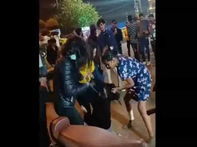 Drunk girls Thrashes: ఫుల్‌గా తాగి రోడ్డుపై రచ్చ... ఓ యువతిని బెల్ట్‌తో చితకబాదిన నలుగురు మహిళలు