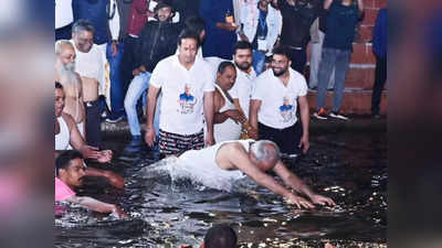 Chhattisgarh: सीएम भूपेश बघेल ने खारून नदी में किया कार्तिक पूर्णिमा स्नान, सुख-समृद्धि की कामना की