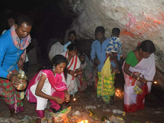 ​कई श्रद्धालु गुफा में प्रवेश नहीं कर पाते