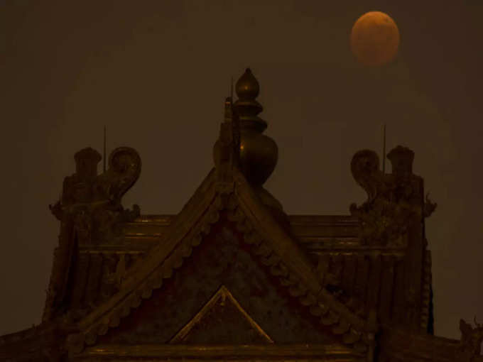 चीन में चंद्र ग्रहण का नजारा