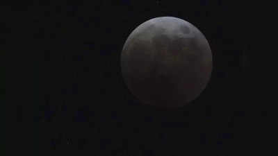 ​जापान से लेकर चीन तक दुनिया में चंद्रग्रहण के समय कुछ ऐसा नजर आया पूनम का चांद, देखियें तस्‍वीरें​