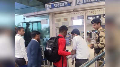 ब्लाइंड टी-20 वर्ल्ड कप के सदस्य सुजीत मुंडा को एयरपोर्ट से विदा कर लौटे प्रशंसक, अंदर पहुंचने पर मच गई खलबली