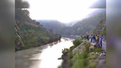 Jammu Kashmir News: जम्मू-कश्मीर के डोडा में चिनाब नदी में गिरी कार, 4 लोगों के डूबने की आशंका