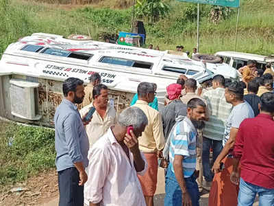 സ്‌കൂള്‍വാഹനം നിയന്ത്രണം വിട്ടു താഴ്ചയിലേക്ക് മറിഞ്ഞു; മുപ്പത് വിദ്യാര്‍ഥികള്‍ക്ക് പരിക്കേറ്റു