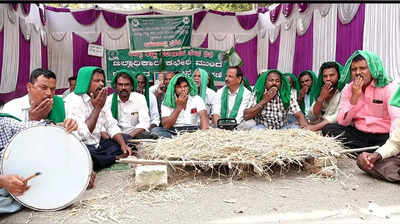 Sugarcane farmers protest- ಮೈಸೂರಲ್ಲಿ 10ನೇ ದಿನಕ್ಕೆ ಕಬ್ಬು ರೈತರ ಪ್ರತಿಭಟನೆ:ಸಚಿವರ ಅಣಕು ಶವಯಾತ್ರೆ