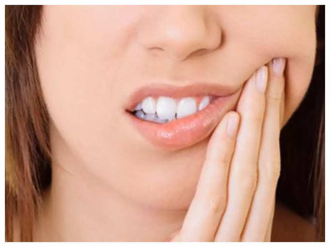 नीम दातुन से ​दांत होते है मोती से सफेद