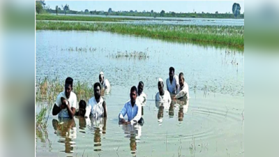 नुकसान भरपाईसाठी शेतकऱ्यांचे अनोखे आंदोलन; शेतातच जलसमाधी घेत वेधले लक्ष