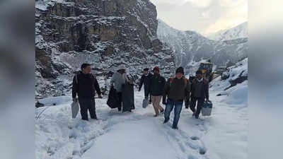 Himachal Election 2022: बर्फबारी भी नहीं रोक पाई कदम, 15 किमी पैदल चलकर पोलिंग स्टेशन पहुंचे कर्मचारी