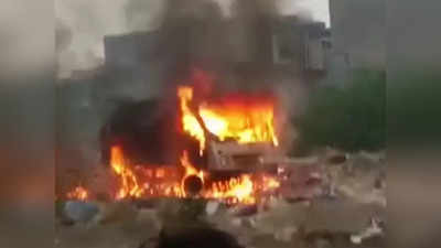 Hathras News: हाथरस में हाइटेंशन लाइन की चपेट में आने से कूड़ा उठाने वाली गाड़ी में भीषण आग, सफाई कर्मचारी की मौत
