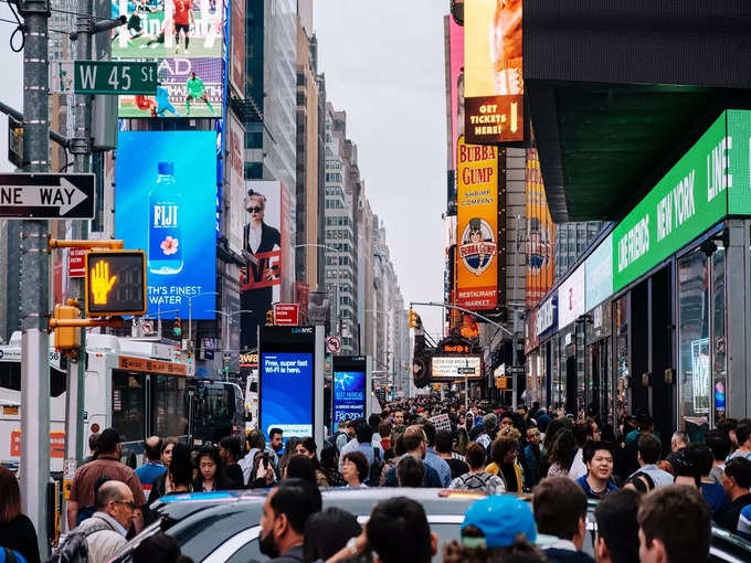 लीसेस्टर स्क्वायर, लंदन (लेस- टह) - Leicester Square, London (LES-tuh)