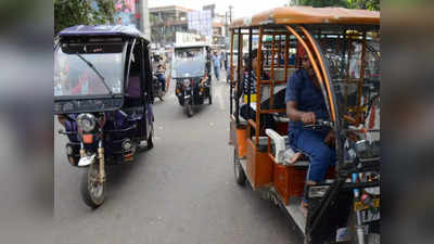 Ghaziabad News: मनमाने ढंग से चल रहे ई-रिक्शा, सरेआम रौंद रहे नियम-कायदे, बीच सड़क पर खड़े होकर लगाते हैं जाम