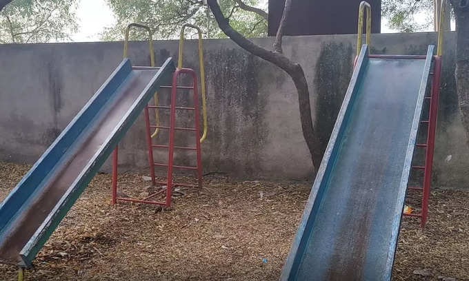 बच्चों के खेलने के लिए पार्क