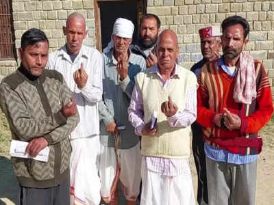 Himachal Election: मतदान के दिन हुआ पिता का निधन, मुखाग्नि देने के बाद श्मशान घाट से सीधे पोलिंग सेंटर वोट डालने पहुंचे तीनों पुत्र