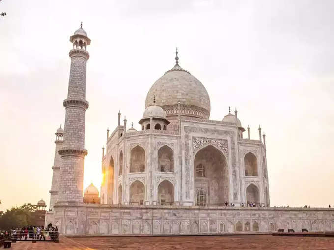 ​সকাল সাড়ে সাতটা থেকে তাজে প্রবেশর জন্য অপেক্ষা করছিলেন লারা