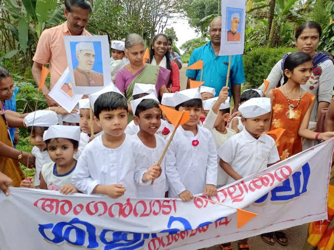 റാലിയൽ കാവി നിറത്തിലുള്ള കൊടികളുമായി കുട്ടികൾ