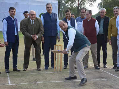 क्रिकेट के मैदान पर उतरकर CM जयराम ने चुनावी थकान की दूर, चेतन शर्मा की 3 गेंदों पर हुए बीट, चौथी पर जड़ा चौका