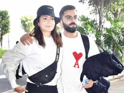 अनुष्का के दिल वाली टी-शर्ट पहनकर विराट कोहली ने एयरपोर्ट पर मारी एंट्री, पति का लुक देख मैडम के चेहरे से नहीं हटी हंसी