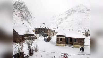 Himachal Pradesh Snowfall: हिमाचल प्रदेश के ऊंचाई वाले इलाकों में भीषण बर्फबारी, 100 से ज्यादा सड़कें बंद