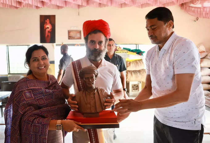 राहुल गांधी यांना महात्मा फुले यांचा पुतळा भेट