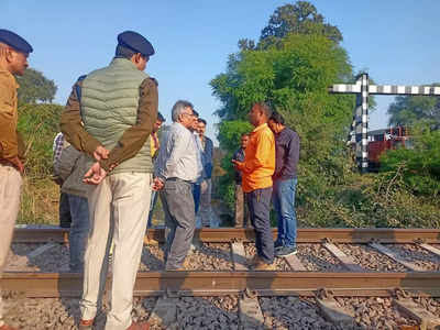 Kanpur Train Accident: कानपुर में डिरेल होने से बची सुपरफास्ट ट्रेन, इंजन से टकराया लोडर, दो की मौत