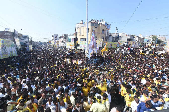 చంద్రబాబుకు జన నీరాజనం.. ఇక్కడా తప్పని నిరసన సెగ