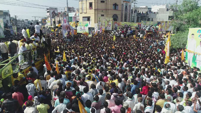 చంద్రబాబుకు జన నీరాజనం.. ఇక్కడా తప్పని నిరసన సెగ