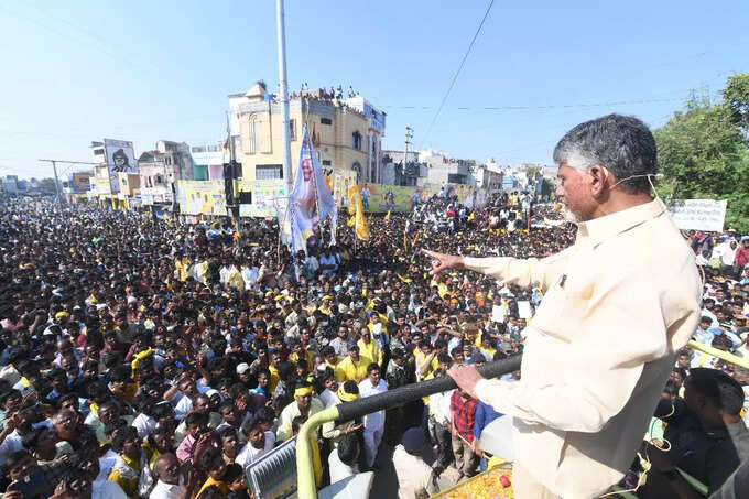 చంద్రబాబుకు జన నీరాజనం.. ఇక్కడా తప్పని నిరసన సెగ