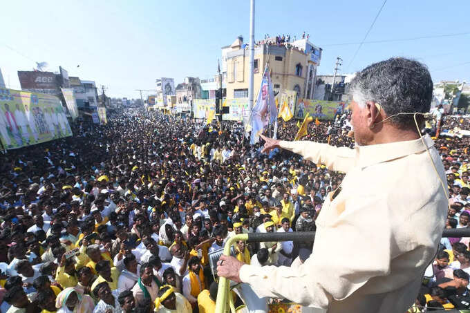 చంద్రబాబుకు జన నీరాజనం.. ఇక్కడా తప్పని నిరసన సెగ